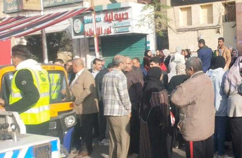 الناخبون يحتشدون أمام إحدى لجان مركز المنزلة في الدقهلية