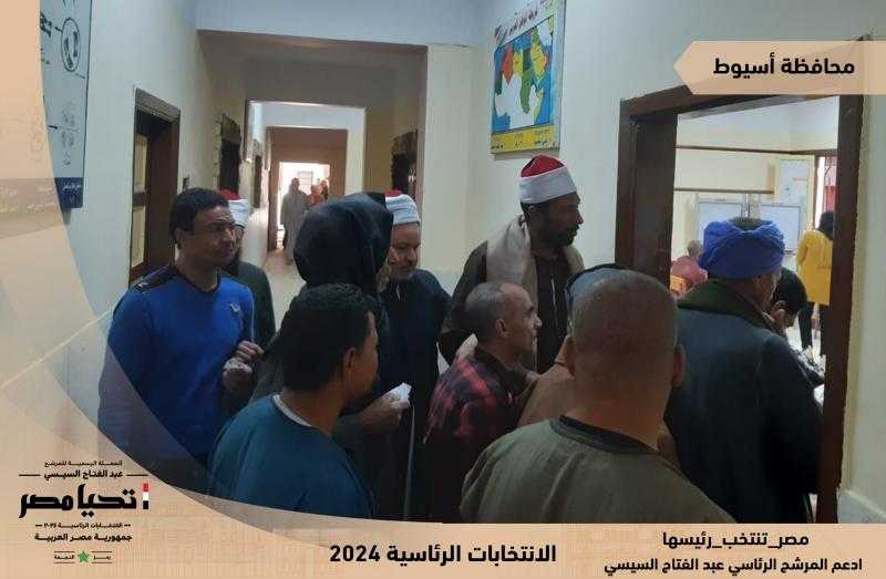 الناخبون يواصلون التوافد الكبير للإدلاء بأصواتهم في الأقصر وأسيوط والبحيرة وكفر الشيخ |صور