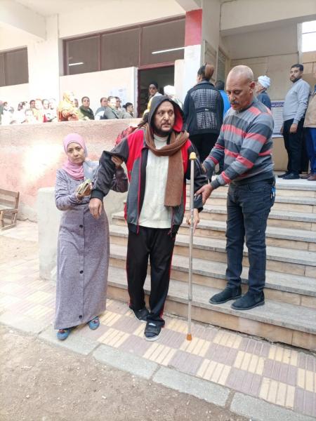 إقبال من كبار السن وذوو الهمم على اللجان الانتخابية بسوهاج