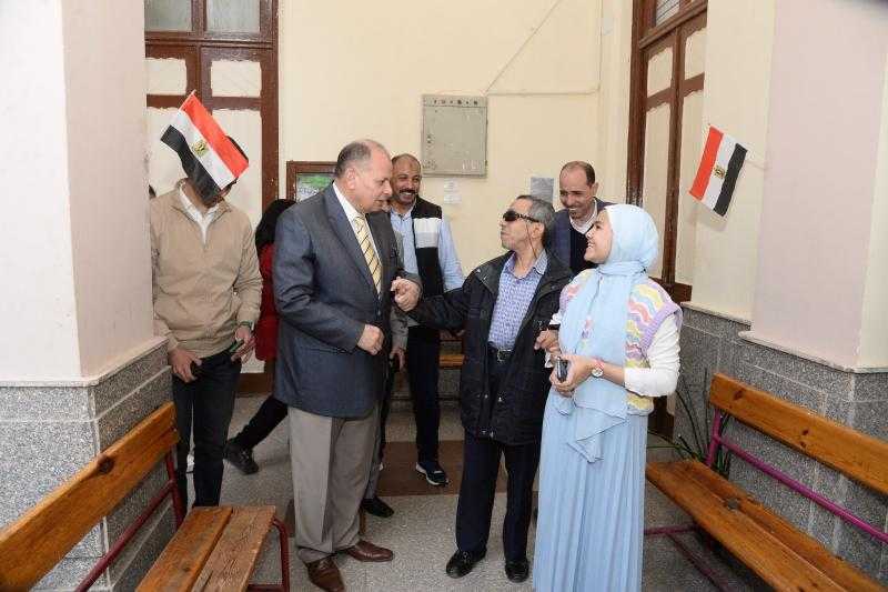 في لفتة انسانية .. محافظ أسيوط يصطحب ”عم محمد” إلى لجنته بمدرسة الشهيد أحمد فايز للإدلاء بصوته في الانتخابات الرئاسية