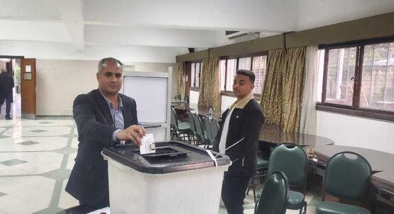 نائب محافظ أسيوط يدلي بصوته في انتخابات الرئاسة بلجنة الوافدين بنادي أعضاء هيئة التدريس بحي غرب