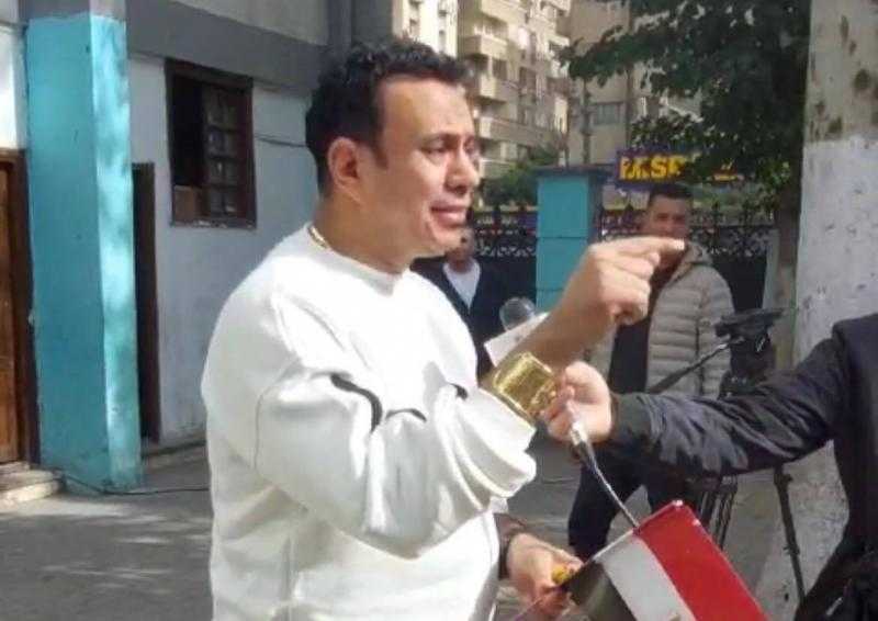 محمود الليثي يغني أمام اللجنة الانتخابية بعد الإدلاء بصوته في الانتخابات الرئاسية
