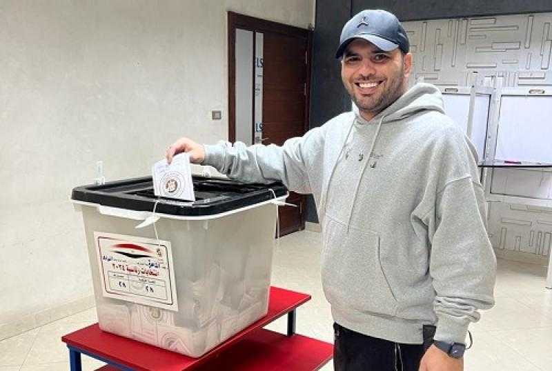 عماد متعب يدلي بصوته في الانتخابات الرئاسية