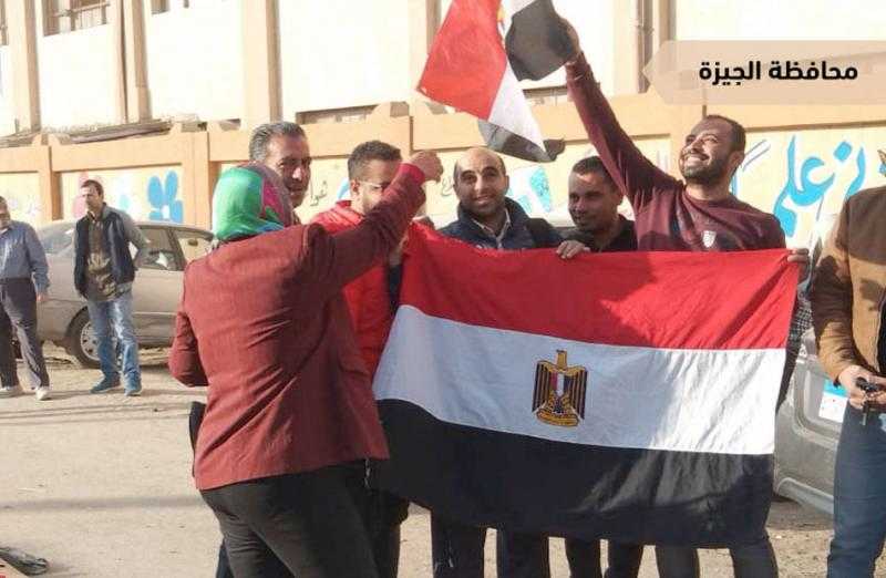 علم مصر يجمع المواطنين ويزين المشهد الانتخابي بأحياء الهرم والطالبية والعمرانية بالجيزة
