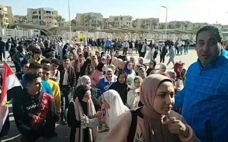 اصطفاف حشود الناخبين أمام لجنة الوافدين في دمياط
