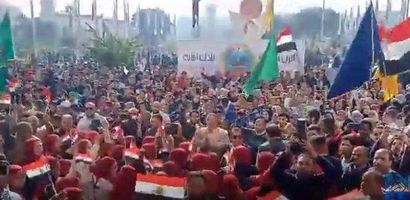 حشود كبيرة في جامعة المنيا تتوجه إلى اللجان الانتخابية للتصويت في الانتخابات الرئاسية