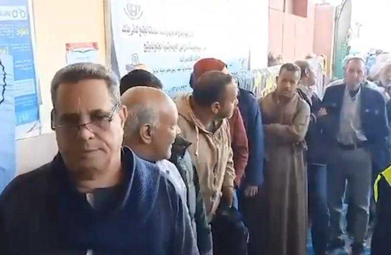 اصطفاف الناخبين أمام لجنة مجلس أبو تيج في أسيوط للتصويت في الانتخابات الرئاسية