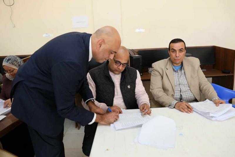 رئيس تنمية المشروعات الصغيرة يدلي بصوته في الانتخابات الرئاسية بالشيخ زايد