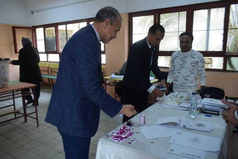 رئيس ”التعبئة العامة والإحصاء” يدلي بصوته في الانتخابات الرئاسية
