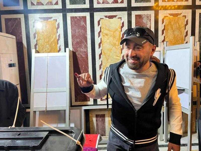 أحمد السقا يدلي بصوته في انتخابات الرئاسة بالإسكندرية