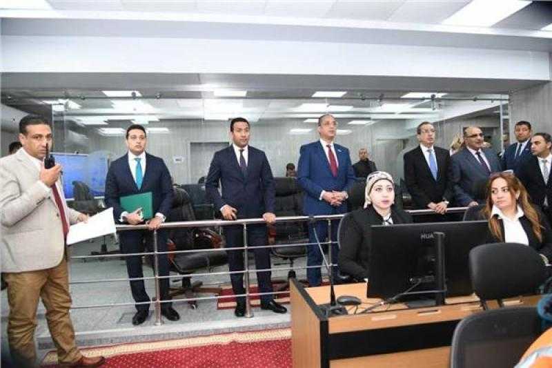 محافظ الفيوم يتابع انتظام عملية التصويت مع رئيس لجنة للانتخابات