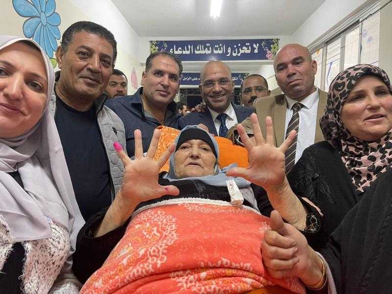 إسعاف المنوفية تنقل سيدة عجوز من منزلها لأحد اللجان الانتخابية