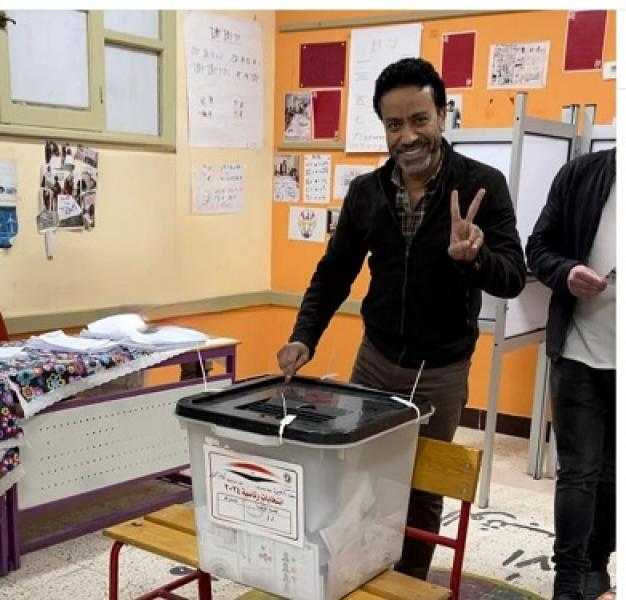 سامح حسين يشارك جمهوره بصورته وهو يدلي بصوته في الانتخابات الرئاسية