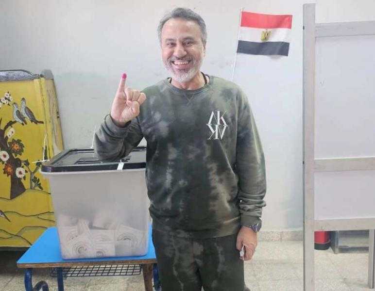 إيهاب فهمي يدلي بصوته في الانتخابات الرئاسية بإحدى لجان مدينة 6 أكتوبر
