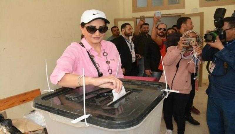 وفاء عامر: انزلوا وشاركوا في الانتخابات وهتلاقوا كل خير بعد كده