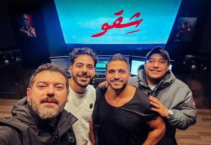 عمرو يوسف يشارك جمهوره بصوره له مع فريق عمل فيلمه الجديد «شِقّو»