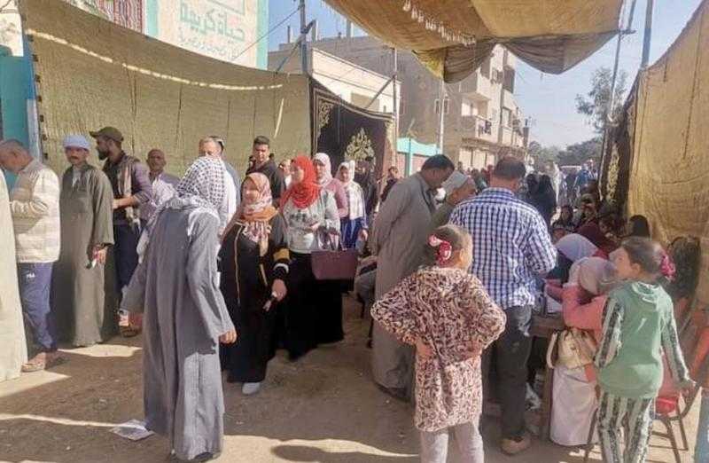 الأطفال في الطوابير.. توافد مواطني المنوفية على اللجان الانتخابية في ثالث أيام التصويت|صور