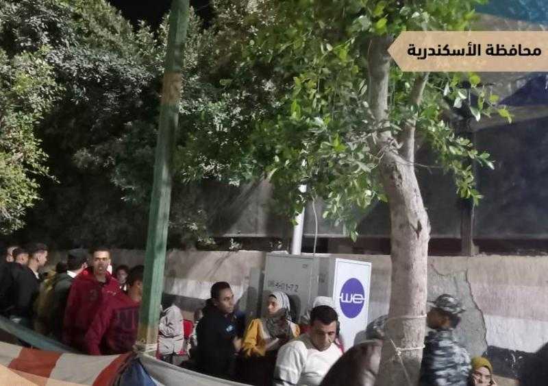مقاعد لاستراحة الناخبين أمام بوابة لجنة الوافدين بحي العجمي