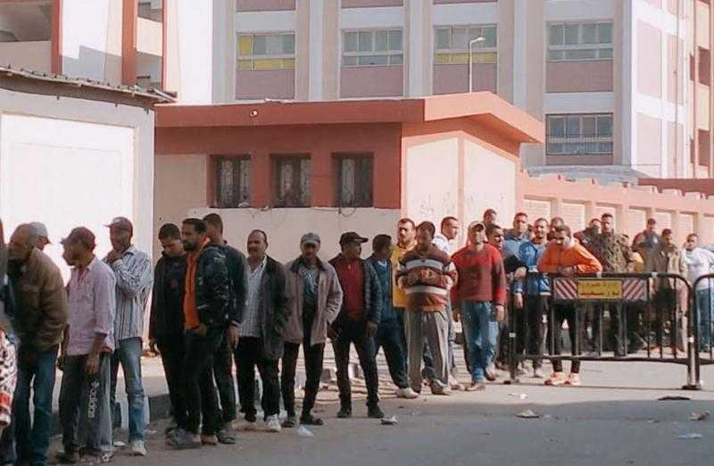 اصطفاف الناخبين أمام لجنة سماح قنديل في بورسعيد للإدلاء بأصواتهم في الانتخابات الرئاسية