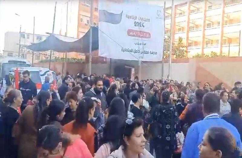 احتشاد الناخبين أمام اللجان في بورسعيد للتصويت في الانتخابات الرئاسية