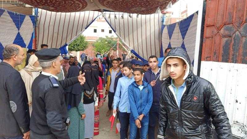 بـ «الأعلام».. أهالي البحيرة يصطفون أمام اللجان| صور