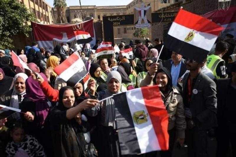 لفتة إنسانية.. رئيس مركز المراغة بسوهاج يساعد إحدى المسنات على الإدلاء بصوتها فى الانتخابات