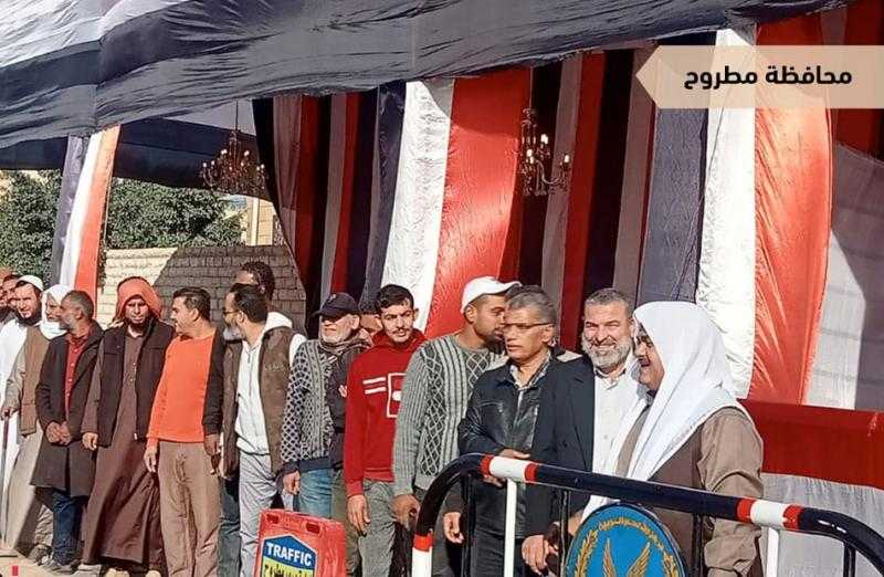 محافظ مطروح يتفقد لجنة مدرسة الجراولة للاطمئنان على سير العملية الانتخابية