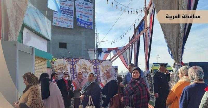 قاضي لجنة يخرج لمساعدة ناخبين من ذوي الهمم للإدلاء بصوتهم في كفرالزيات بالغربية