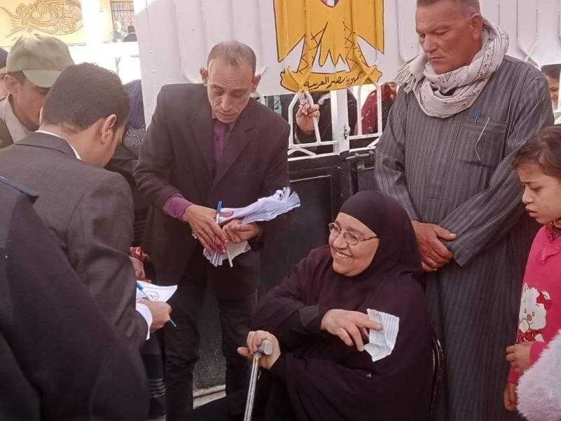 رئيس لجنة بالدقهلية يساعد عددا من الحالات الإنسانية على التصويت في الانتخابات.. صور