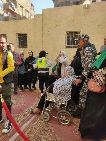 رجال الشرطة يساعدون كبار السن للمشاركة في الانتخابات الرئاسية بشبرا
