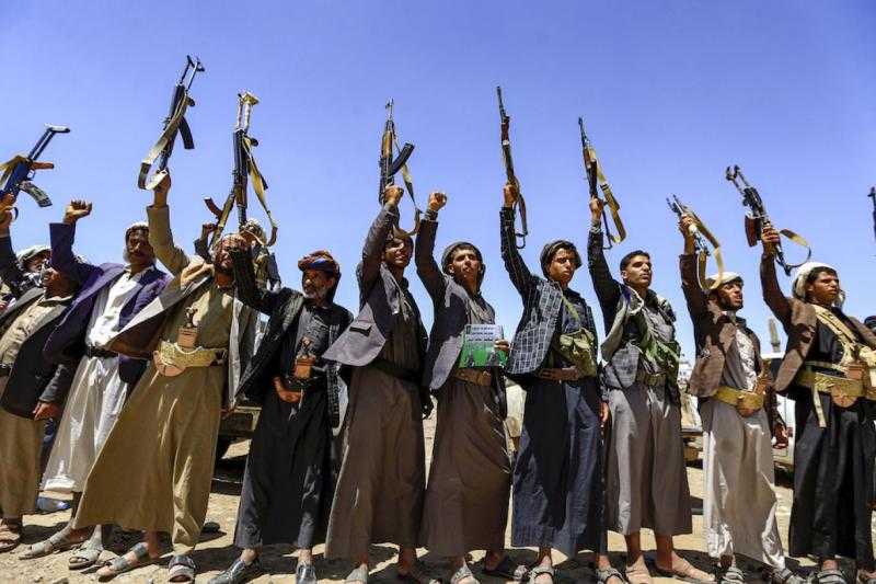 الحوثيون يستهدفون ناقلة نفط بالبحر الأحمر بصاروخين لكنهما أخطأوهما