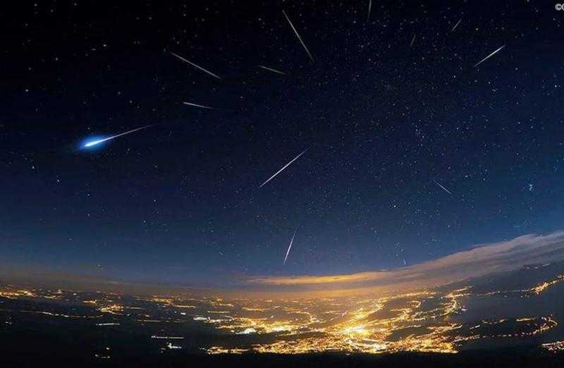 في ظاهرة مشاهدة بالعين المجردة السماء تتزين بزخة شهب الجوزاء