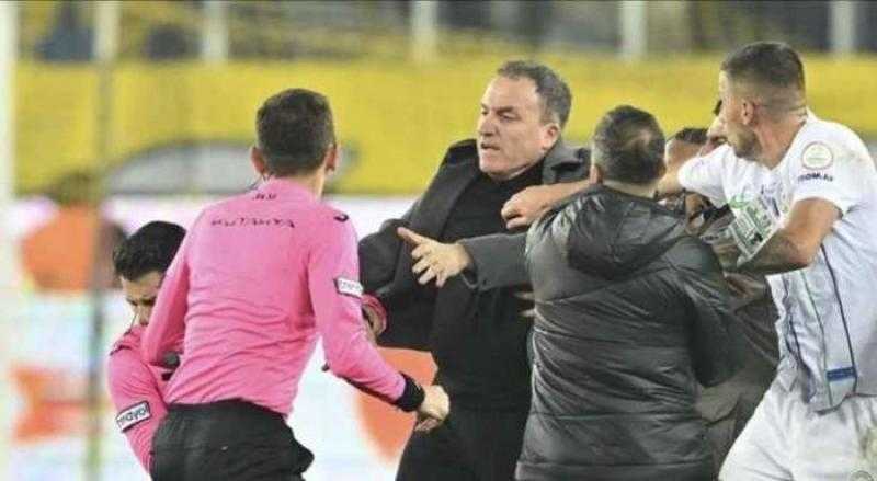 إيقاف رئيس أنقرة مدى الحياة بعد اعتدائه على حكم في الدوري التركي