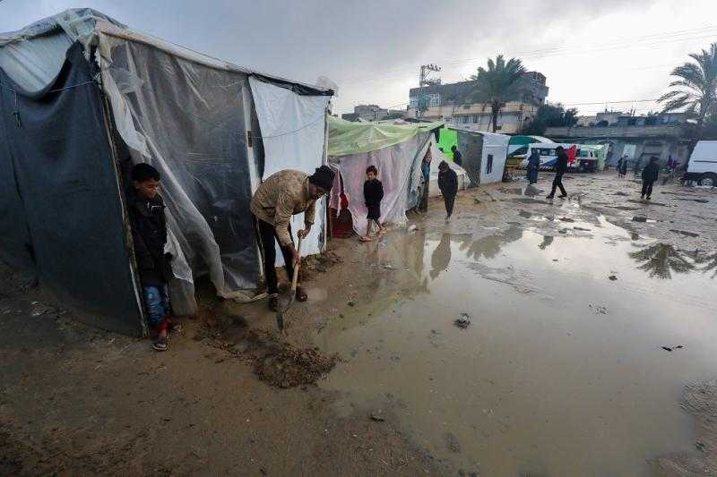 الأمطار الغزيرة تفاقم معاناة النازحين وتزيد المخاوف من تفشي الأمراض في غزة