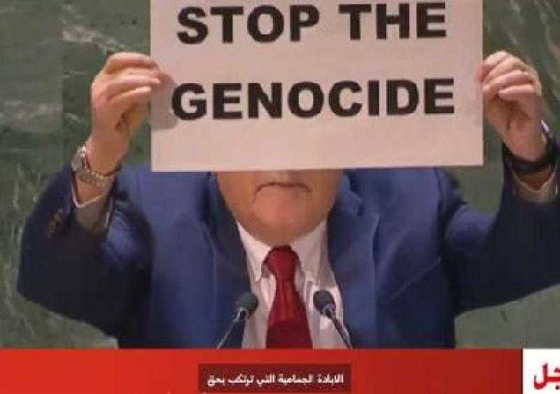 مندوب فلسطين يرفع لافتة «أوقفوا الإبادة الجماعية» أمام الجمعية العامة للأمم المتحدة