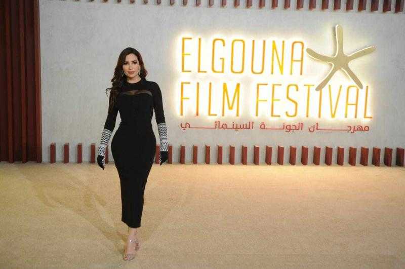 نسرين طافش تتألق بالأسود والشال الفلسطيني على اليد في ثاني أيام ”الجونة السينمائي” | صور