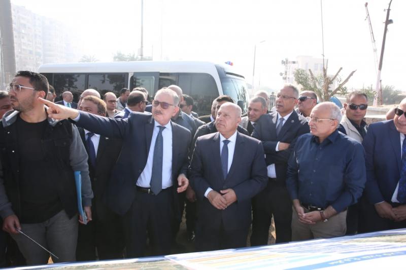 محافظ كفرالشيخ ووزير النقل يتفقدان مشروع إنشاء كوبري السكة الحديد بسخا