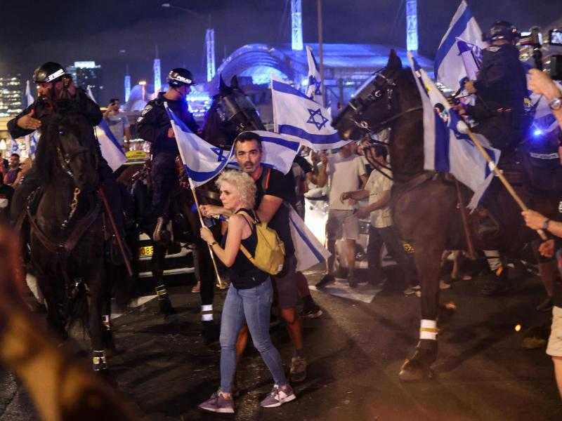 أهالي الأسرى الإسرائيليين يتوجهون إلى وزارة الدفاع في تل أبيب: اتفاق تبادل الآن