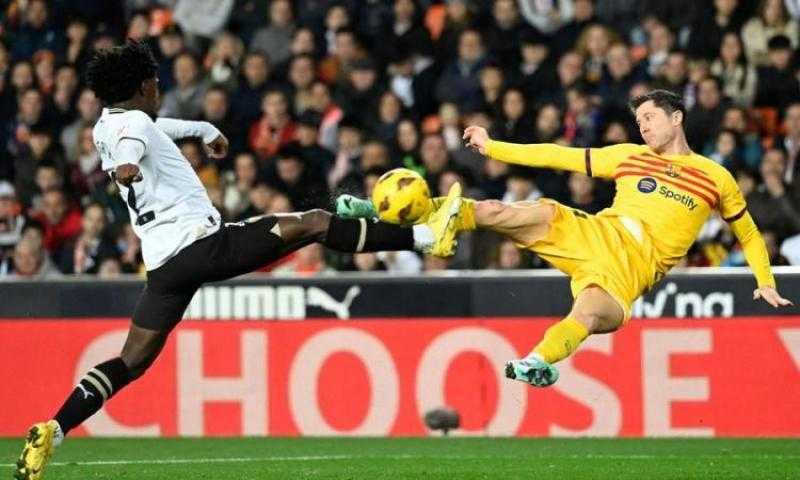 برشلونة يواصل نزيف النقاط بعد التعادل مع فالنسيا في الدوري الإسباني