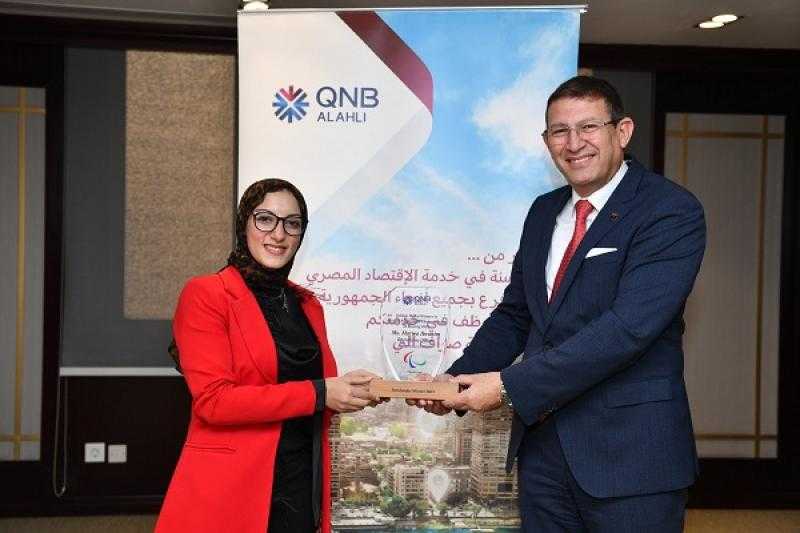 محمد بدير يكرّم البطلة مروة عبد العال لتتويجها بذهبية بطولة أفريقيا للتجديف