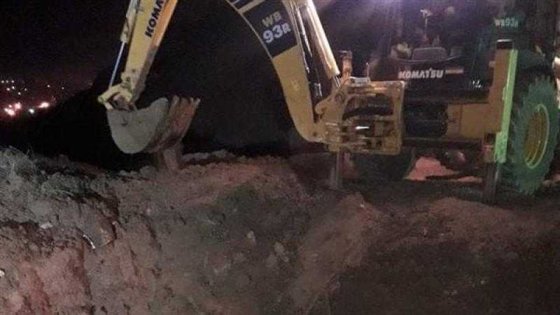 محافظ أسوان يتابع جهود إصلاح كسر خط مياه الشرب الرئيسي المغذي لحي الصداقة الجديدة