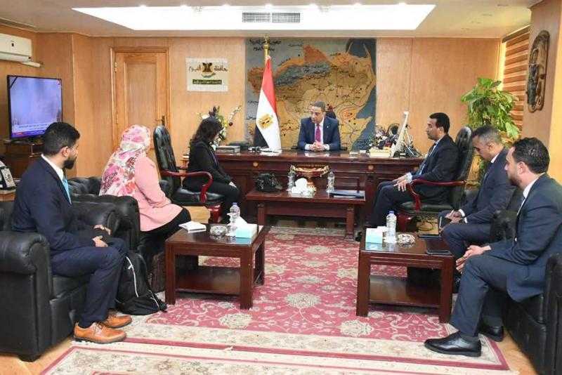 محافظ الفيوم يبحث مع وفد ”التضامن” آليات تنفيذ برنامج ”وعي” للتنمية المجتمعية