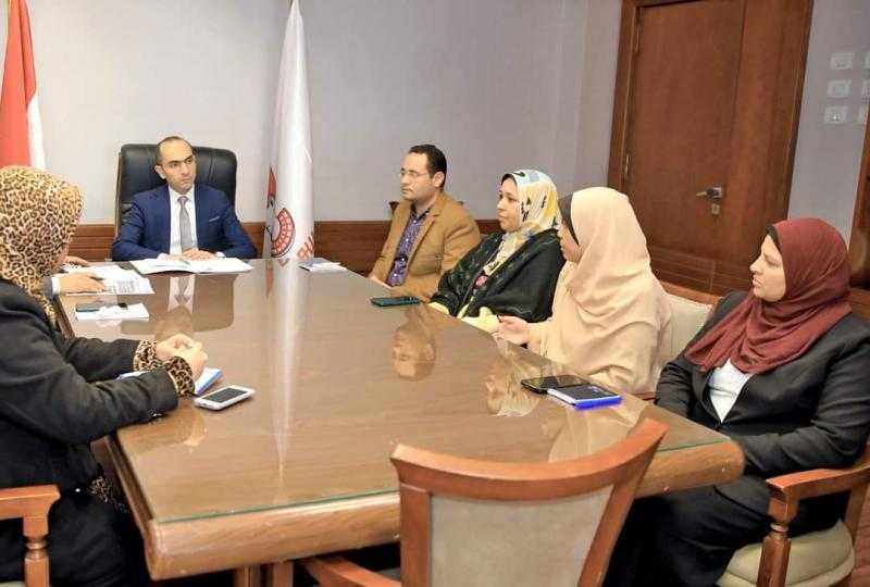 نائب محافظ سوهاج يتابع موقف شكاوى المواطنين مع فريق ”صوتك مسموع”