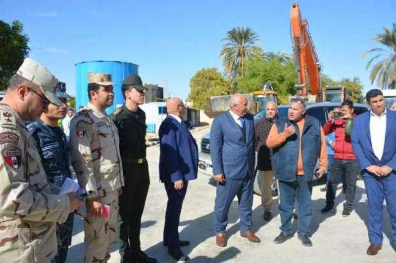 محافظ الوادي الجديد يشهد اصطفاف معدات الإغاثة ويتفقد محطات المياه بالخارجة