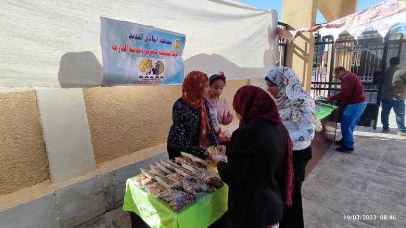 إقبال على معارض القرية المنتجة بالخارجة في الوادي الجديد