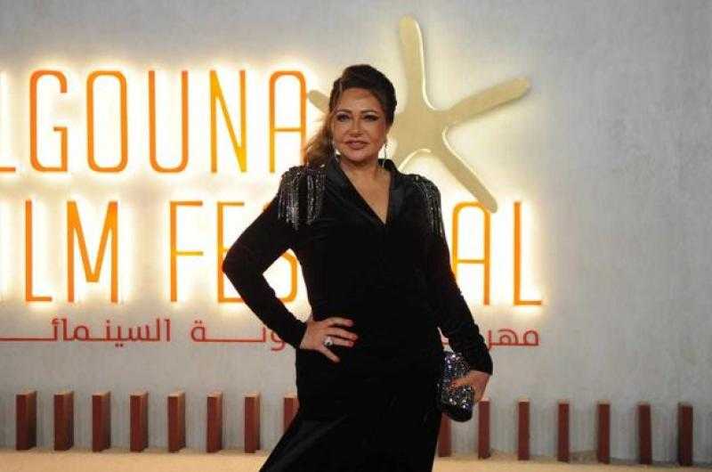 ليلى علوي بإطلالة هادئة من العرض الأول لفيلم آل شنب بمهرجان الجونة السينمائي