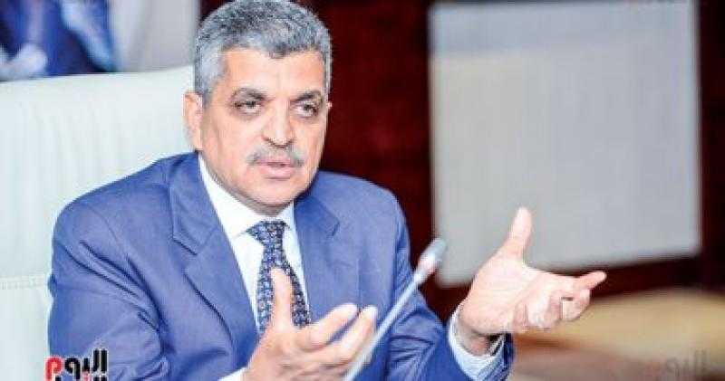 أسامة ربيع: انتظام الملاحة في قناة السويس وعبور 44 سفينة من الاتجاهين غدا