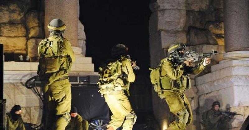 الاحتلال الإسرائيلي يداهم عدة أحياء في صوريف شمال الخليل بالضفة