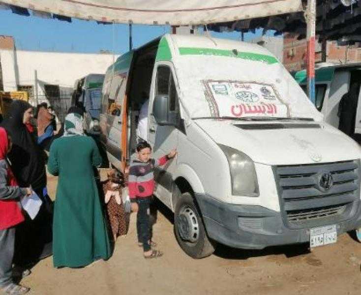 الكشف على أكثر من 1300 مواطن خلال قافلة طبية مجانية بقرية العدر بأسيوط