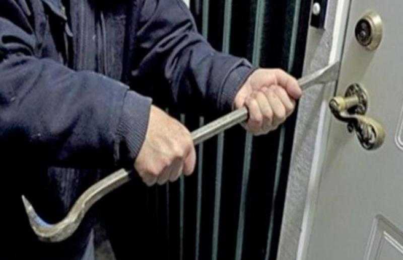 بأسلوب كسر الباب .. حبس سيدتين كونتا عصابة تخصصت في سرقة المساكن